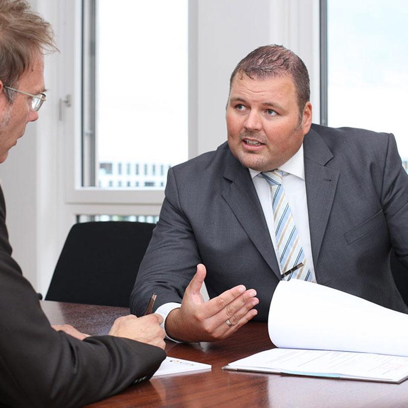 Legacy-KWAG Besprechungssituation mit anwaltlicher Beratung.